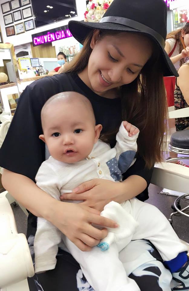 Khánh Thi hào hứng khoe khoảnh khắc dễ thương của con trai 'Muôn nói chuyện là cái môi cong tớn'.