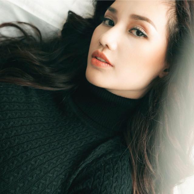 Quỳnh Chi khoe biểu cảm gương mặt sắc sảo, lạnh lùng.