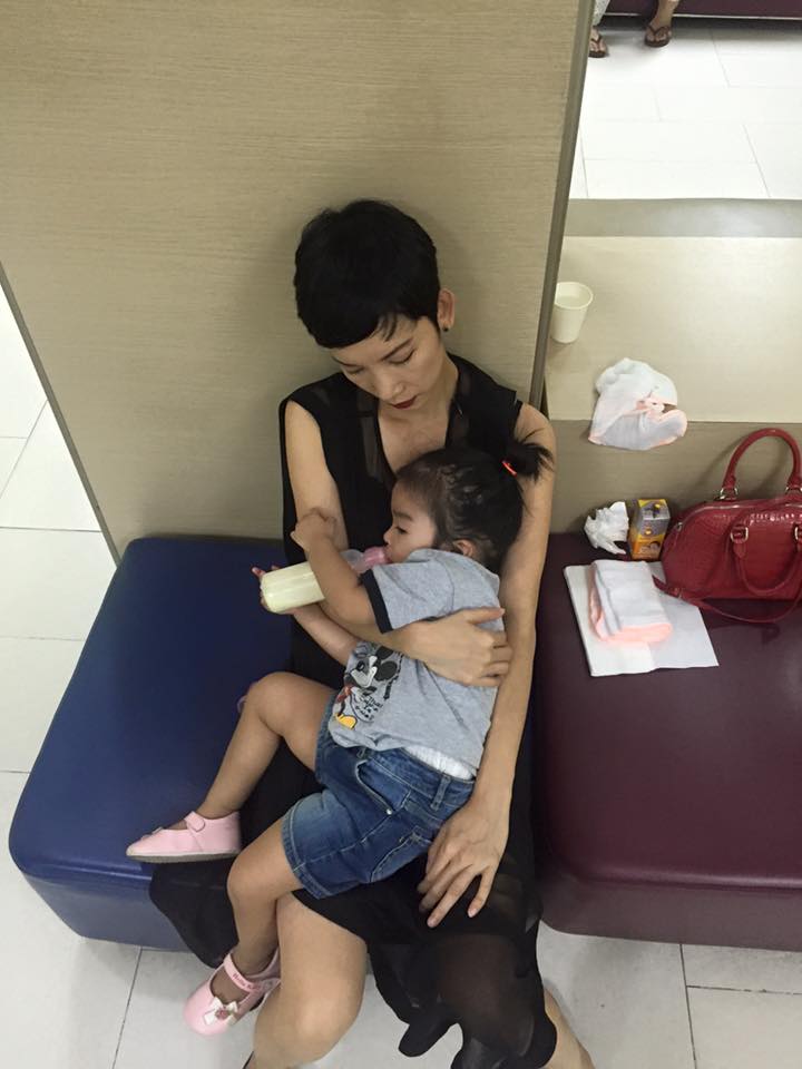 Xuân Lan 'Con đi viện vì sốt cao liên tục. Mẹ thì thức xuyên đêm rồi tranh thủ họp hành. Khi ôm con chờ kết quả thử máu thì mẹ gục luôn. Đêm nay con lại khò khè và nóng sốt. Uống thuốc cũng không hạ được nữa. Chắc nhập viện thôi con ơi...'.