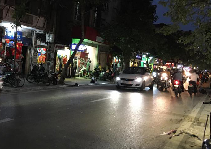 Hà Nội: Ngồi sau xe máy, thiếu nữ bất ngờ ngã xuống đường tử vong
