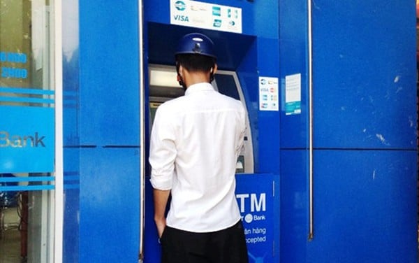 Đánh rơi ví tiền, bị kẻ gian rút sạch tiền trong thẻ ATM