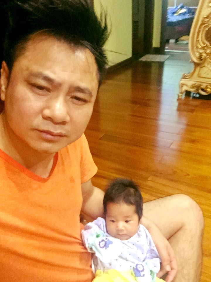 Tự Long 'Khi con là tất cả !! Bố yêu con nhiều lắm coi như mình đang ở bên tây đi !! Vì giờ này chỉ có tây mới thức thôi'.