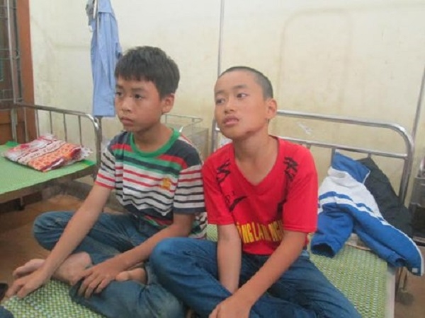 Phụ huynh cầm hung khí vào trường 