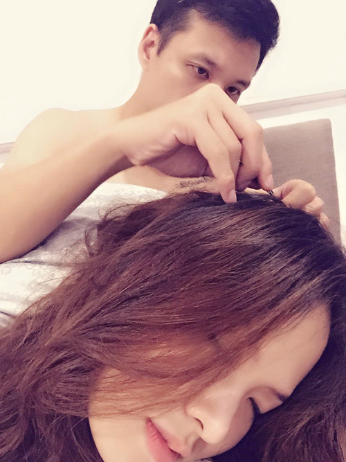 Diễn viên Đan Lê thích thú khi được ông xã Khải Anh nhổ tóc sâu 'Thế là đôi 'bạn già' lại được ngồi nhổ tóc cho nhau'.