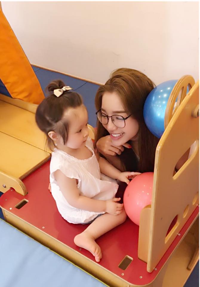 Elly Trần cùng con gái sánh bước, chơi ném bóng cùng dòng chú thích 'Cùng nhau ta đi qua khắp thế gian'.