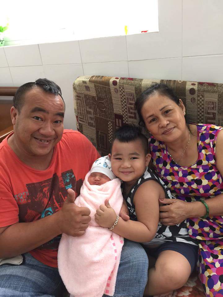 Hiếu Hiền hào hứng khoe con gái mới sinh 'Chào cả nhà, con tên là Miranda Phạm, con sinh ngày 20.11 ạ'.