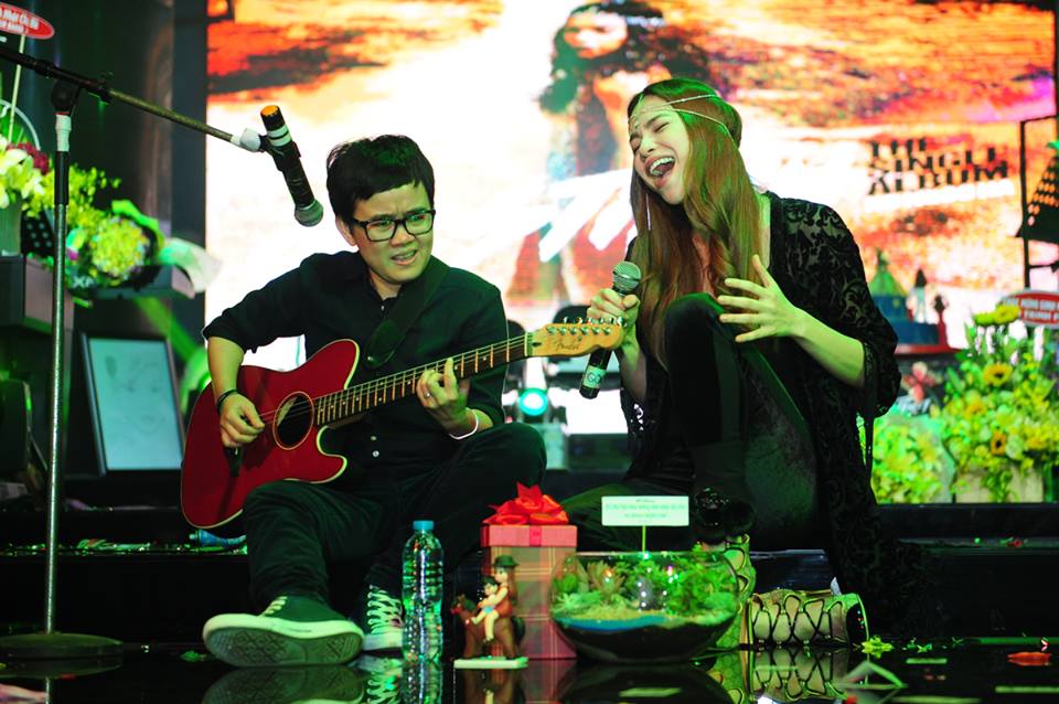 Hồ Ngọc Hà ngẫu hứng song ca cùng nhạc sỹ Phương Uyên.