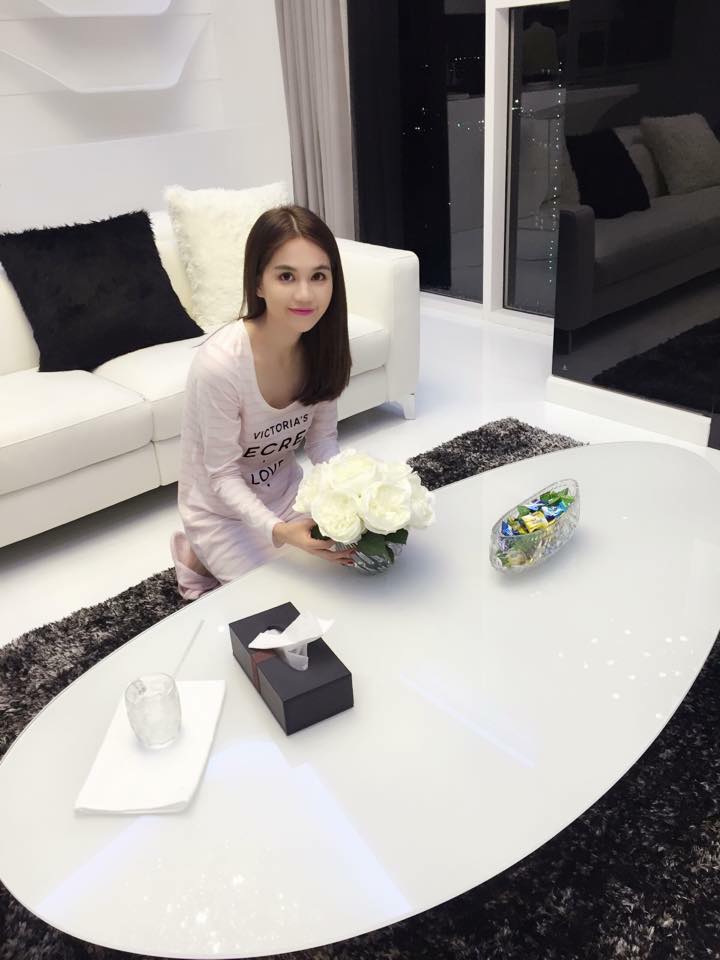 Ngọc Trinh trẻ trung, dịu dàng cắm hoa, trưng bày cho căn nhà triệu USD tuyệt đẹp của mình.
