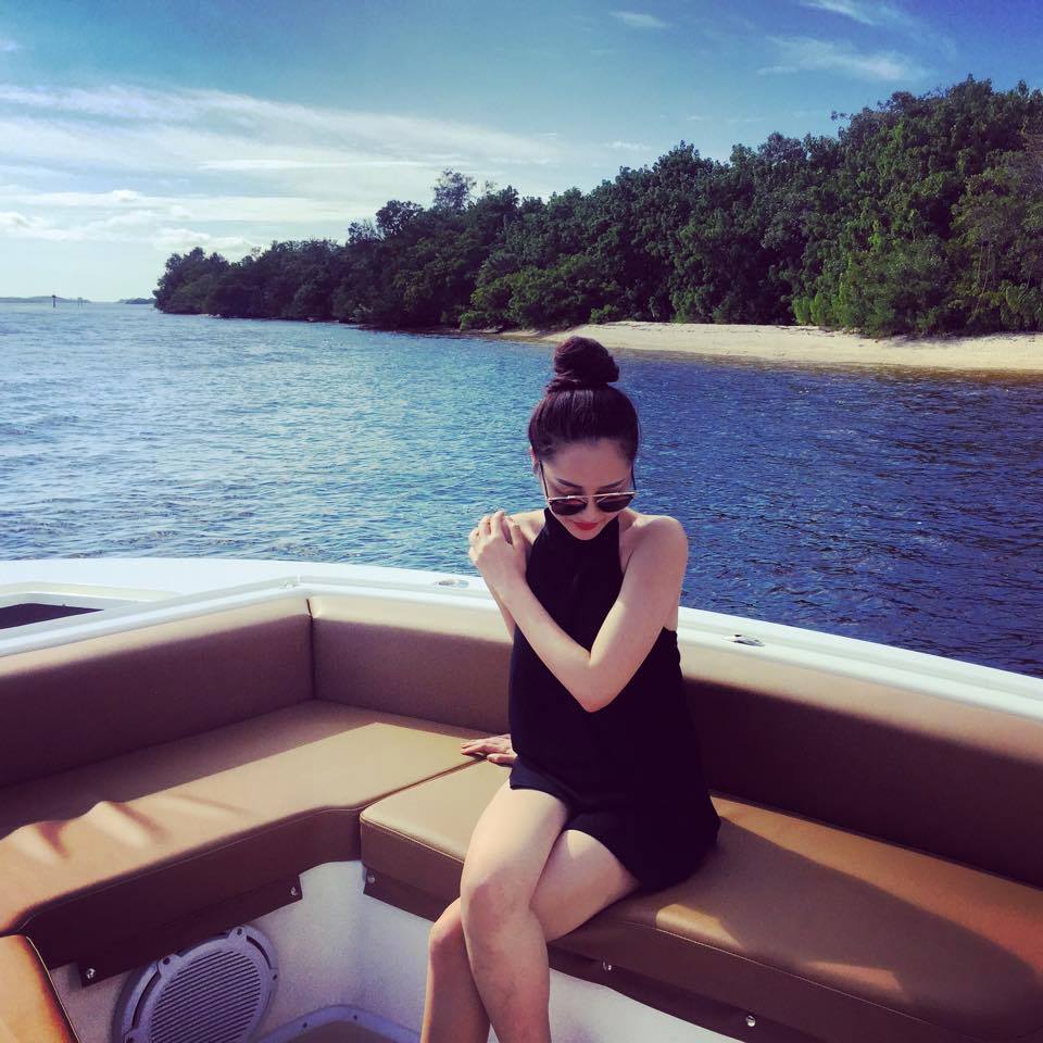 Bảo Anh xinh đẹp, tươi trẻ, tạo dáng gợi cảm khi đang ngồi trên chiếc du thuyền dạo biển.
