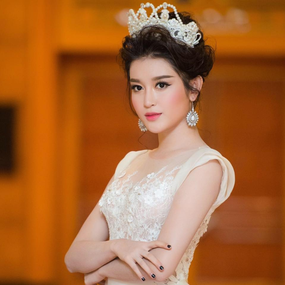 Huyền My bất ngờ trở thành cô dâu xinh đẹp với vương miện đội đầu vô cùng quý phái.