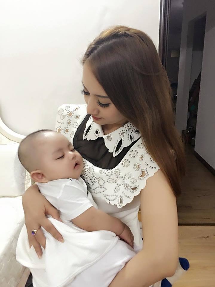 Khánh Thi \'Đêm về ru con ngủ ! Đi đâu cũng mong về sớm để ôm con vào lòng. Mẹ đã quay lại hoạt động rồi. Nhưng một phần vì bản thân và chín phần vì con đó. Trước đây mẹ nóng tính và có thể vội vã làm nhiều điều chưa đúng. Nhưng giờ đây khi Kubi sinh ra đời. Bỗng dưng mẹ chậm lại để suy nghĩ. Suy nghĩ không phải để giỏi hơn. Mà là cần chính chắn hơn trong mọi sự việc. Có con làm người phụ nữ thay đổi. Và có con người phụ nữ sẽ càng hy sinh nhiều hơn\'.
