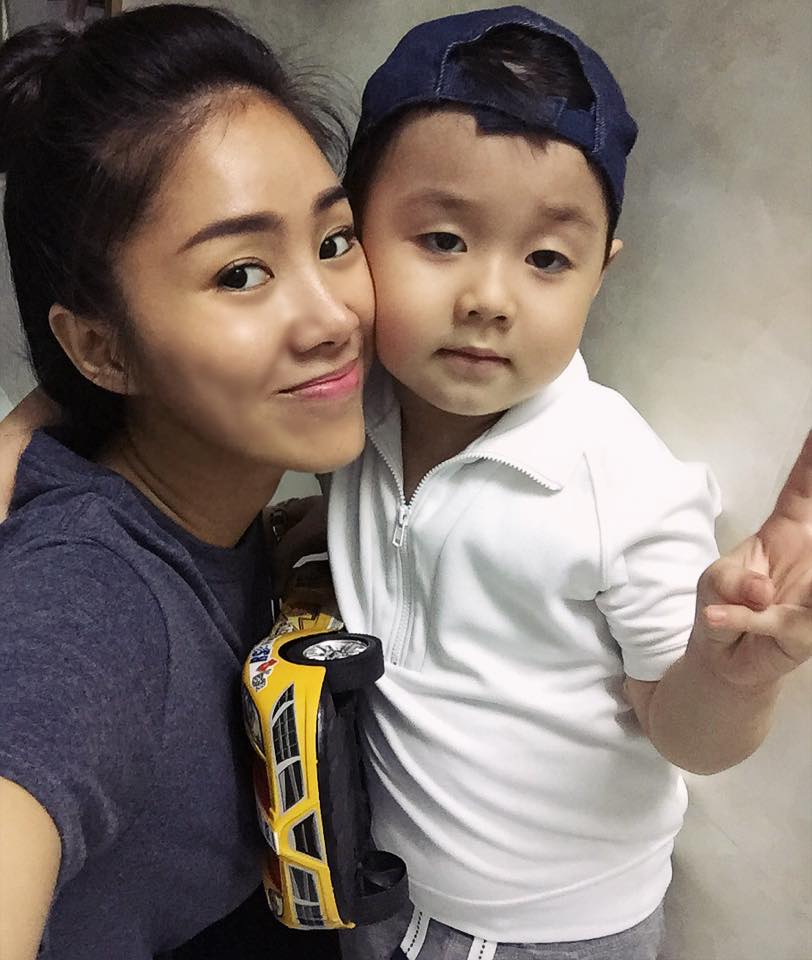 Lê Phương hài hước \'Hỏi, sao con cứ đi theo Mẹ hoài vậy? Tại con thương Mẹ mà!\'.