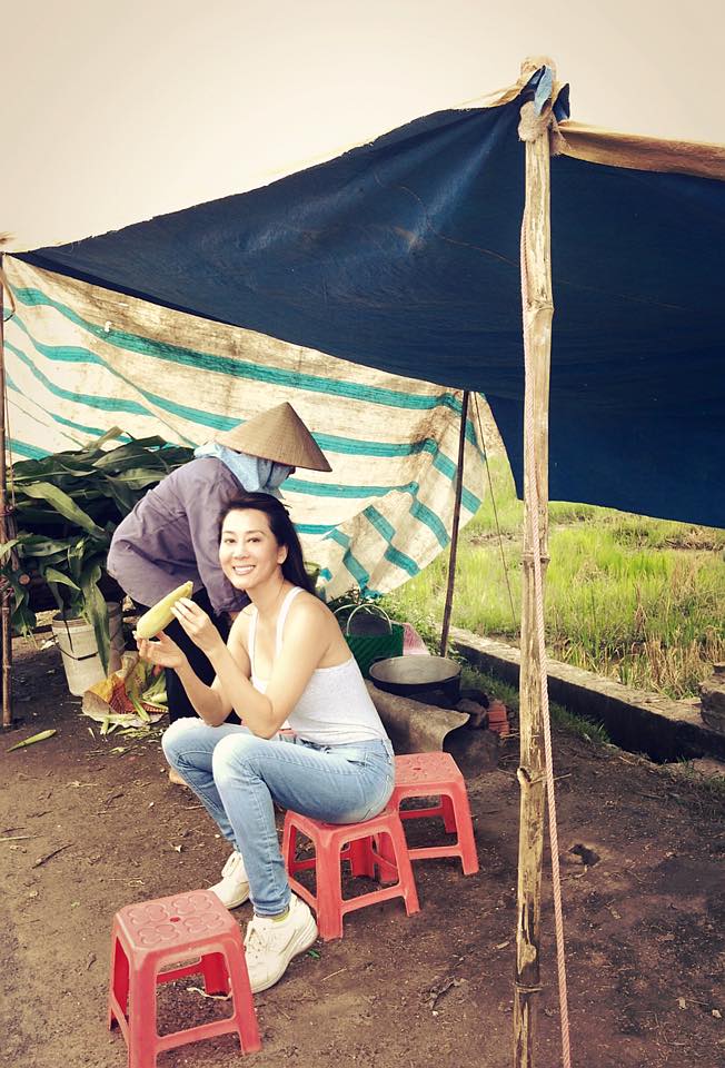 MC Kỳ Duyên \'Buổi sáng ngồi vỉa hè ăn bánh cuốn chấm, uống cafe rồi đi dạo bờ hồ Vĩnh Yên! Buổi sáng bình yên tuyệt vời! (Chịu khó dậy sớm hơn hai tiếng trước khi ra phi trường để hưởng thụ Shbet16 chơi game trực tuyến như lời cô dạy)\'.