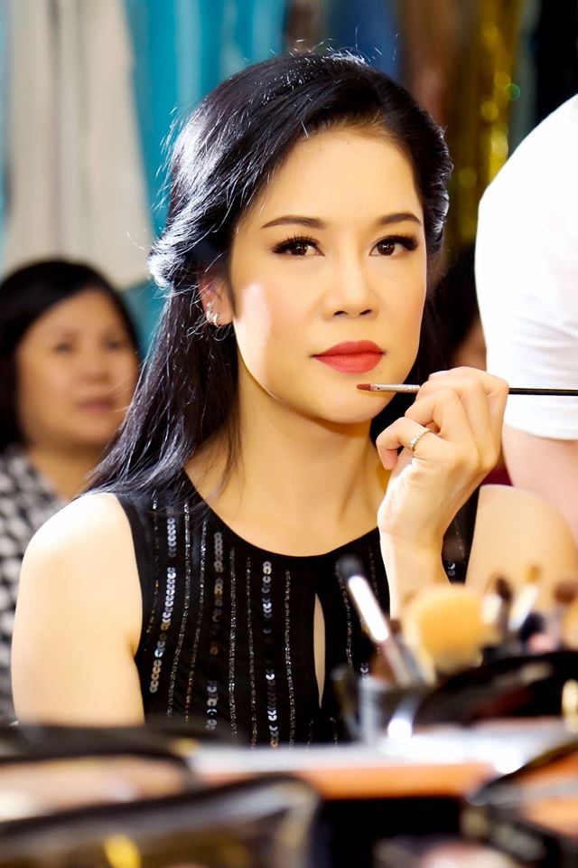 Ca sỹ Thu Phương \'Ôi Hạnh Phúc đâu chỉ có cơm ngon và áo đẹp. Mùa Xuân đâu chỉ có hoa thơm và trái ngọt. Cuộc Đời còn có cả những Nụ Hôn\'.