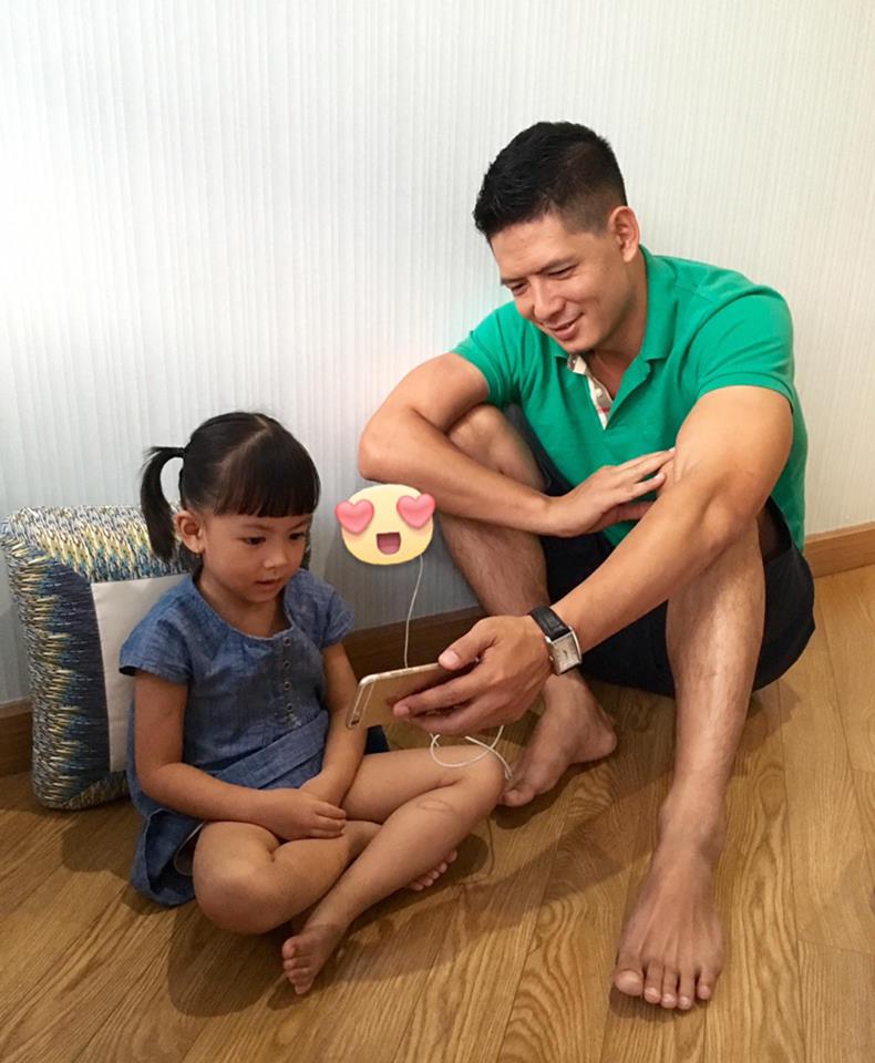 Vợ Bình Minh - Anh Thơ \'Mình yêu ba mình lắm. Ba mà đi đâu xa mình buồn ơi là buồn. Ba về là mìnhg tíu tít đu ba vậy nè\'.