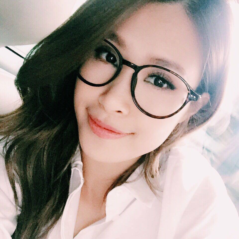 Đông Nhi \'đeo kính xì tin luôn nha\'.