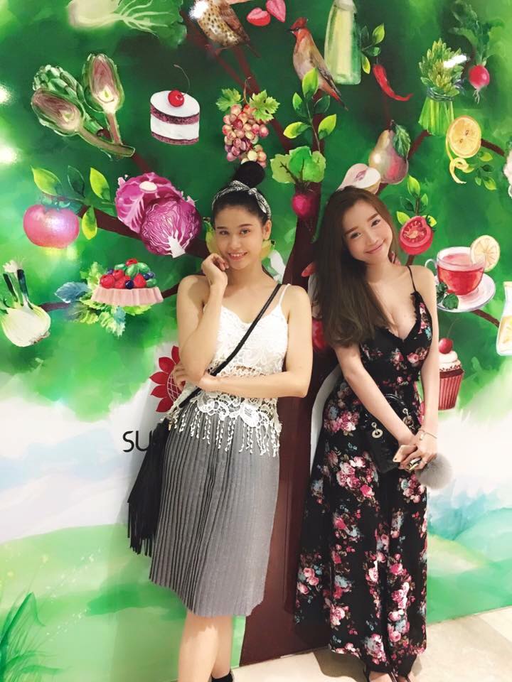 Elly Trần chia sẻ kỷ niệm lần đầu gặp ca sỹ Trương Quỳnh Anh \'Gặp nhau lần đầu từ 2009 , vậy mà tận 6 năm sau mới có dịp hẹn hò. Giờ chúng ta đều là các mẹ bỉm sữa cùng với cơ số lo toan Shbet16 chơi game trực tuyến . May mắn là ta vẫn còn giữ được chút hồn nhiên của tuổi trẻ , cố gắng 5 -10 năm nữa vẫn được như vậy nhé các mẹ ơi\'.