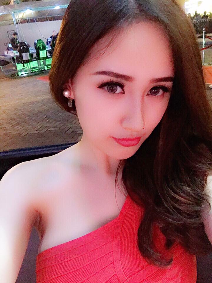 Mai Phương Thúy lộ gương mặt cùng ánh mắt sắc lẹm trong hình ảnh selfile mới.