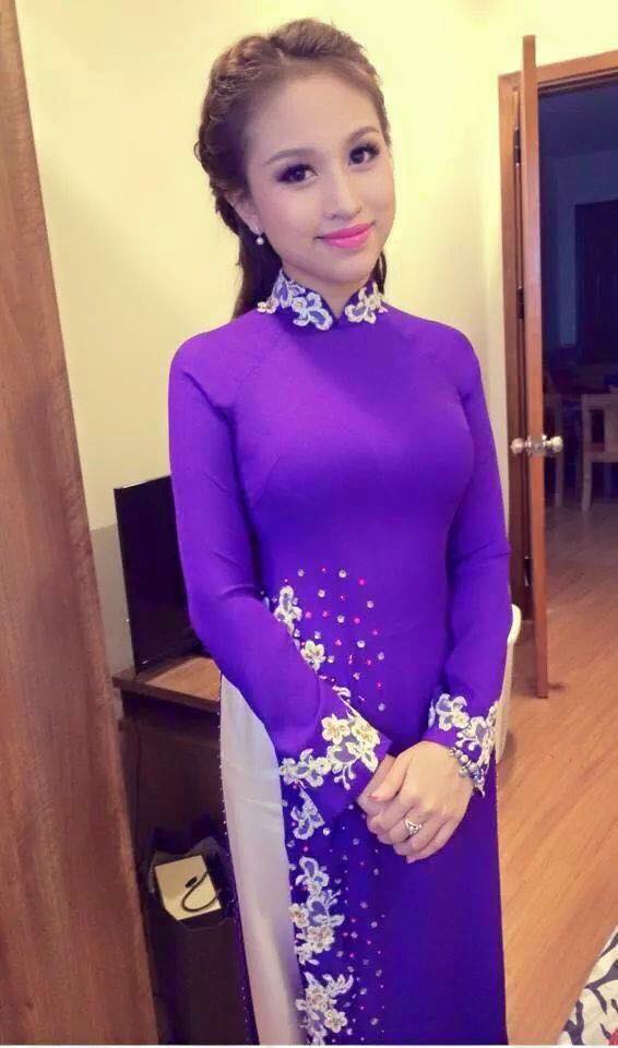 Thanh Vân Hugo dịu dàng, e ấp trong tà áo dài tím truyền thống.