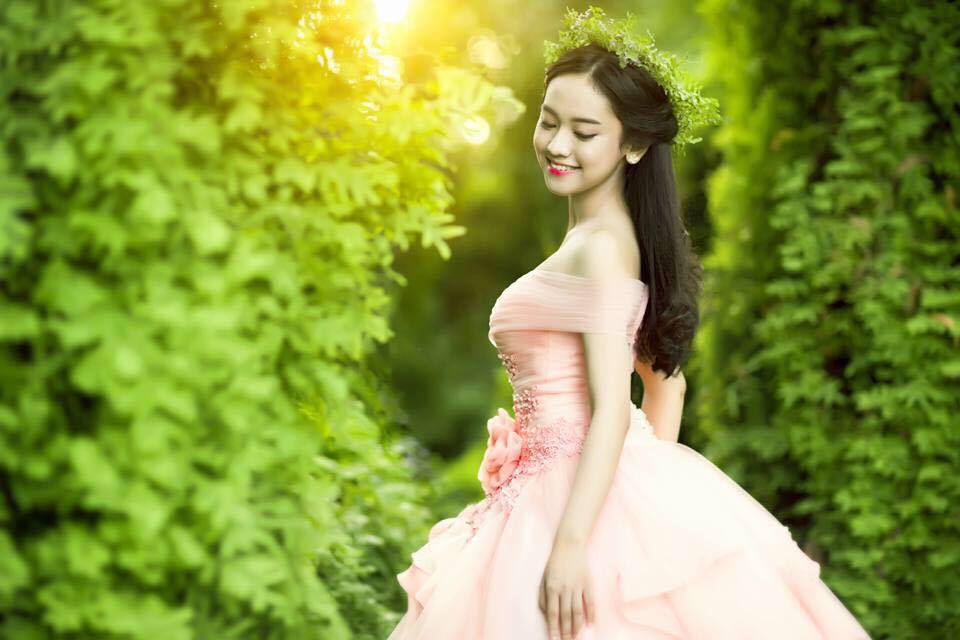 Thúy Vi trở thành cô dâu xinh đẹp kèm dòng chú thích khá tự tin \'Mặt trời rồi sẽ thuộc về em\'.