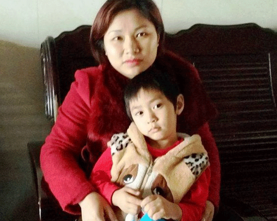 2 mẹ con bị ngã xuống hồ, may mắn được phạm nhân cứu giúp