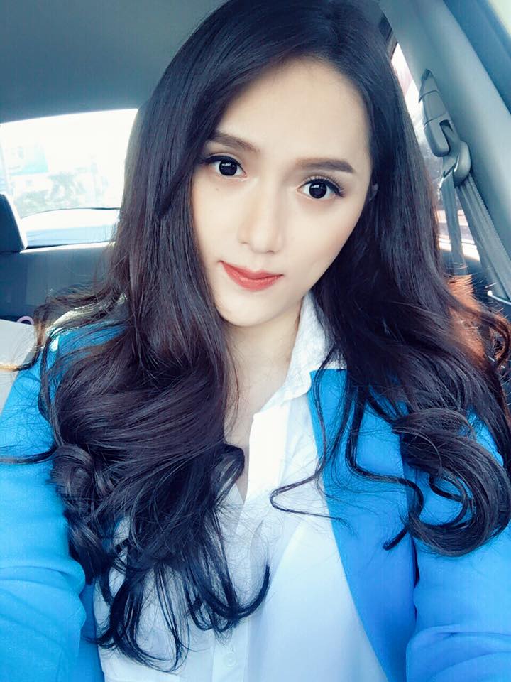 Hương Giang idol thừa nhận: \'Dạo này lười chả cập nhật ảnh ọt gì, có lẽ vì càng ngày càng già và xấu nên lười chụp hình. Chỉ ước mọi người nói không phải đâu Giang vẫn xinh lắm xinh lắm thì thật nhẹ lòng da diết\'.