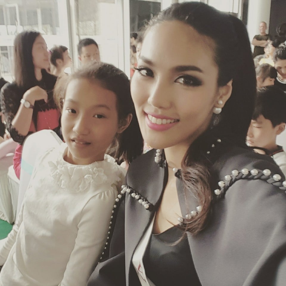 Lan Khuê: \'Tham gia cả 2 lễ hội ở Haikou và Sanya trong cùng 1 ngày. Chạy tới chạy lui trên giày cao gót, chân đau miệng cười nhưng mà không thấy mệt vì biết ở nhà có biết bao con người đang vote miệt mài cho 2 chữ Việt Nam\'.