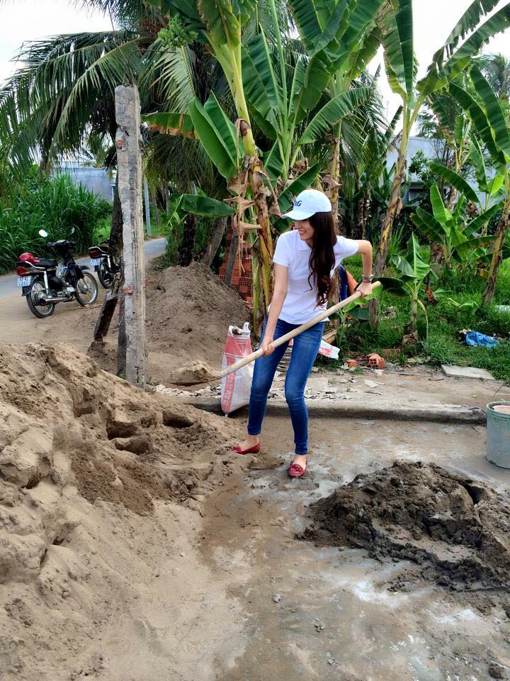 Mai Phương Thúy \'Mỗi ngày một lựa chọn... Cô Lười đã chọn dậy đi ra khỏi nhà thay vì nằm ườn xem Hồ Ca... Anh rất tốt nhưng em rất tiếc...\'.