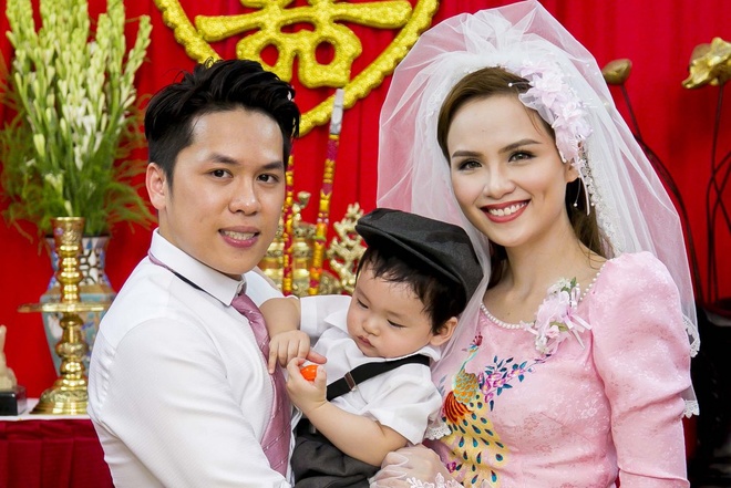 Bí mật đằng sau chuyện bố mẹ Diễm Hương không tham dự Quatrian shbet hiện đang mở