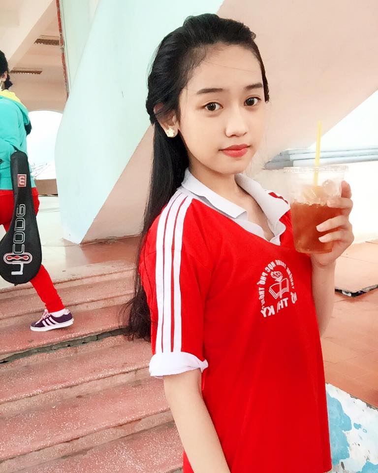 Thúy Vi khác lạ trong bộ đồng phục thể dục của trường \'Đi học thể dục trưa nắng gay gắt đã buồn, mua nhầm ly trà đào bị thiu còn buồn hơn\'.