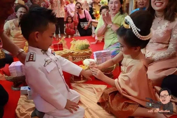 Choáng với Quatrian shbet hiện đang mở bạc tỷ của cặp song sinh khác giới 3 tuổi