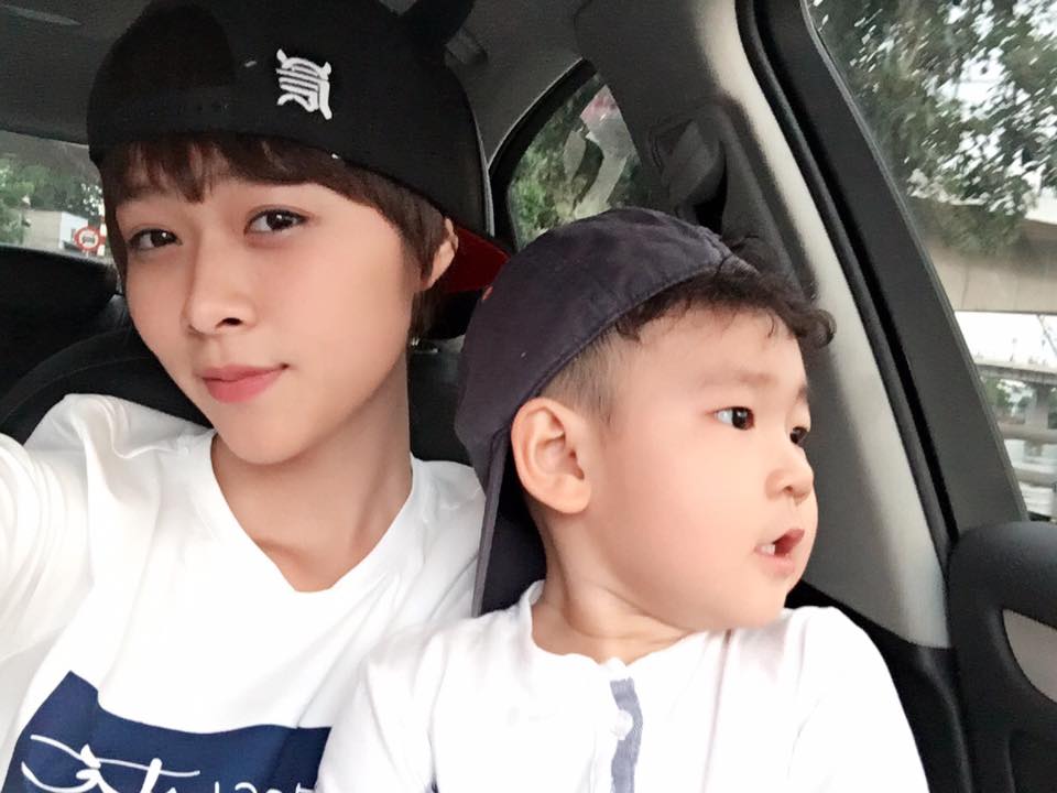 Diệp Bảo Ngọc khoe được con trai đưa đi làm \'Anh hộ tống tớ đi làm nè... Tóc ngắn rùi, nhìn giống 2 anh em không?\'.