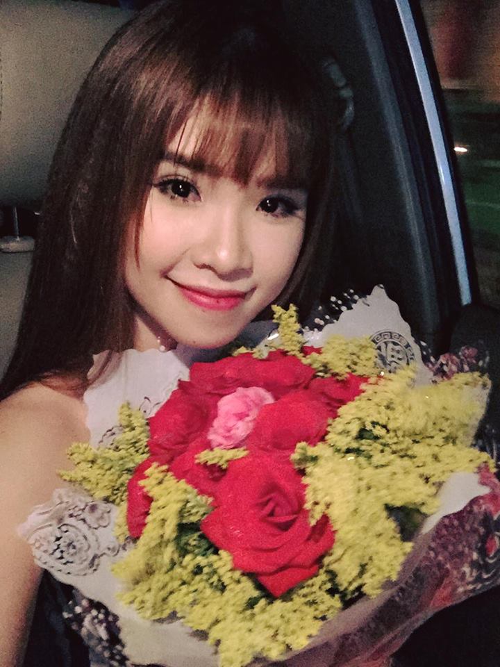 Khởi My khoe vẻ tươi trẻ, đọ sắc cùng hoa.