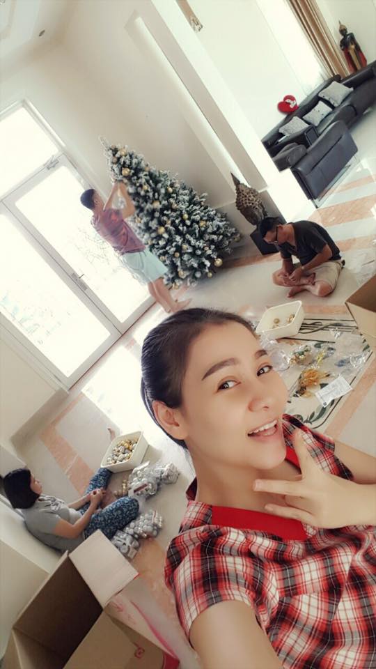 Thu Minh \'Cả nhà xúm vào \'mần cây Thông\'.