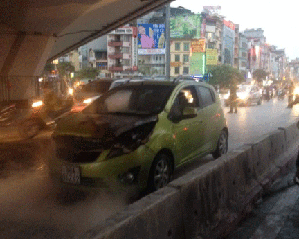 Hà Nội: xế hộp Chevolet bốc cháy dữ dội khi đang lưu thông
