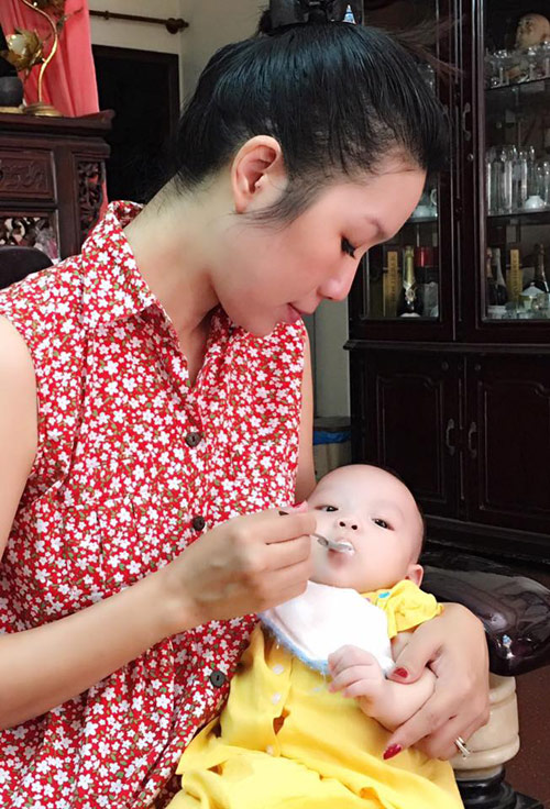 Á hậu Trịnh Kim Chi đút bột cho công chúa nhỏ: \'Ngày đầu tiên con gái của mẹ ăn bột, ngơ ngác sao cái gì mà lạ vậy\'.