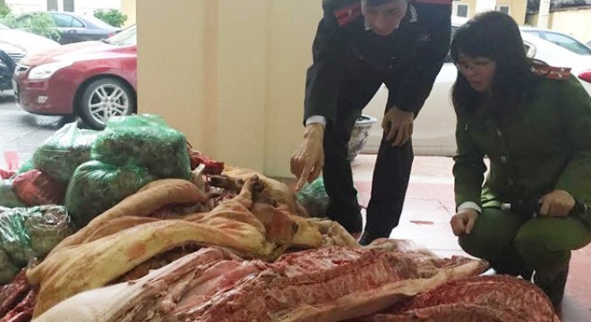 Thu giữ 1 tấn thịt lợn bẩn tuồn vào chợ Phùng Khoang