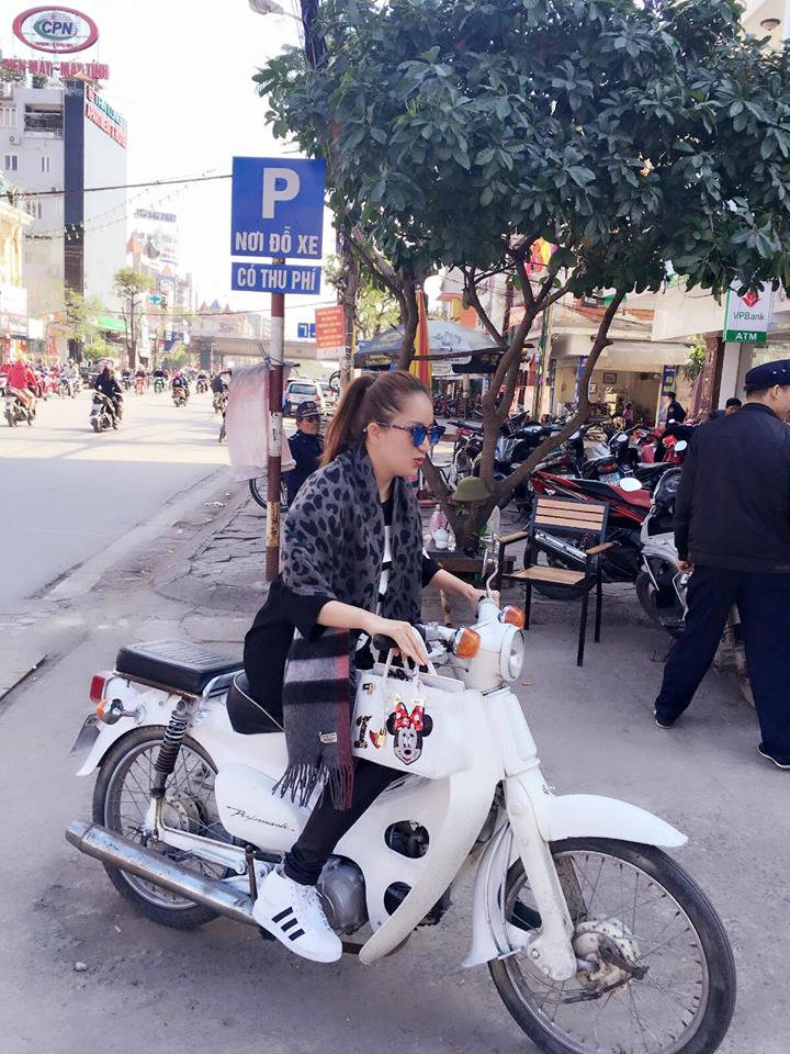 Khánh Thi: \'Đố bạn biết Thi có biết đi xe máy (cúp 50 ngày xưa không ?).