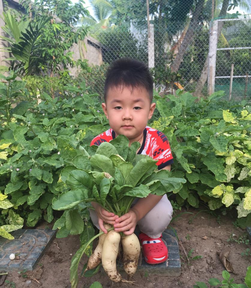 Lê Phương khoe con trai Cà Pháo \'Mùa đông không lạnh lắm đâu! Chăm chỉ làm việc và bây giờ đã được về nhà, ăn cơm nóng canh ngọt được bà ngoại chuẩn bị và ủ ấm chàng trai 3 tuổi trong lòng ... Sẽ cố gắng lưu lại hết những bữa ăn mẹ nấu, vì không dễ dàng gì để có được những khoảnh khắc quý giá này phải không? Mong sau này con lớn khôn, dù rời xa vòng tay mẹ, khi nhìn lại hình ảnh này sẽ nhớ về tình yêu mẹ dành cho Cà Pháo iu iu của Mẹ\'.
