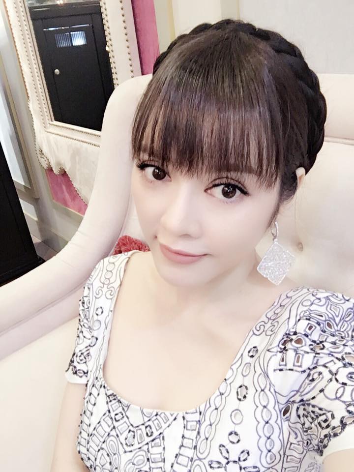 Lý Nhã Kỳ \'Chủ nhật mà nghĩ là ngày thứ 2 vì làm việc và đi sự kiện rồi về quay talk show từ 7h sáng đến gần 2h chiều chưa xong, vẫn còn phải quay thêm 1 talk show nữa, chắc phải 4h mới xong, huuuhuhuhu. Bây giờ mà khóc thì sao đây ?\'.