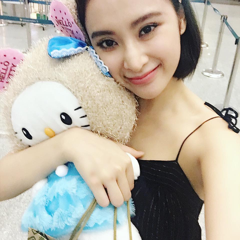 Angela Phương Trinh: \'Trinh Trinh vừa bay về đến Sài Gòn rồi. Đến nhà mà cảm giác hạnh phúc từ buổi offline với fan ở Đà Nẵng chiều nay vẫn còn lâng lâng khó tả. Đã 2 năm rồi mới gặp lại các bạn trong FC, buổi gặp gỡ này cũng không hẹn trước nên thời gian hơi gấp rút, không thể gặp hết tất cả mọi người, cũng không nói chuyện lâu được với từng người, nhưng thật sự những khoảnh khắc ngắn khiến Trinh rất xúc động\'.
