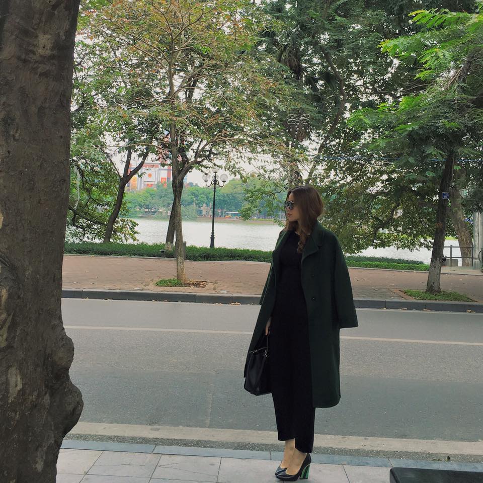 Hồ Ngọc Hà: \'Lại vừa bị chụp lén... mong các bạn thanh niên hành xử có suy nghĩ chút với đừng làm rùm beng lên theo cách nghĩ của các bạn nữa. Ps: Muốn được bình yên ngắm phố mùa đông cùng những người bạn cũng khó khăn nữa... (Khổ quá hình này là bạn chụp, còn chụp lén không biết bao giờ các bạn ý đăng).