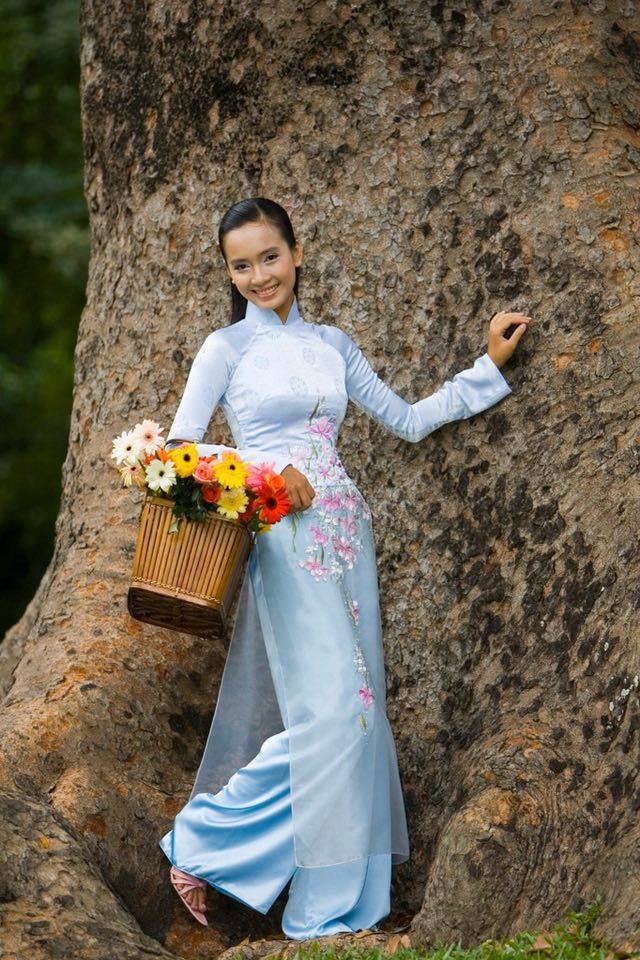 Phan Lê Ái Phương: \'Đố vui có thưởng đây cả nhà ơi, đố mọi người cô gái Ái Phương trong bức ảnh này là bao nhiêu tuổi và làm mẫu cho tờ báo nào. Ai trả lời đúng mà được bà con like cao sẽ nhận được một món quà cực \'cute\' của Phương, sẽ gửi đến tận nhà riêng luôn!\'.