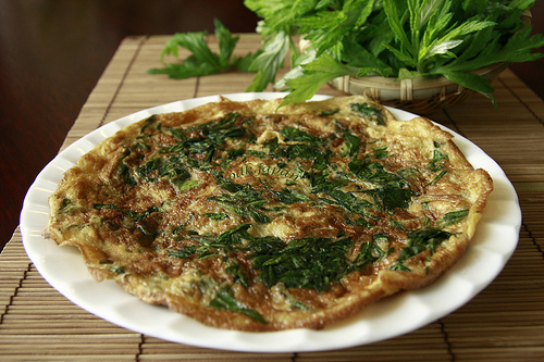 Những người cấm ăn trứng gà ngải cứu dù mê đến mấy