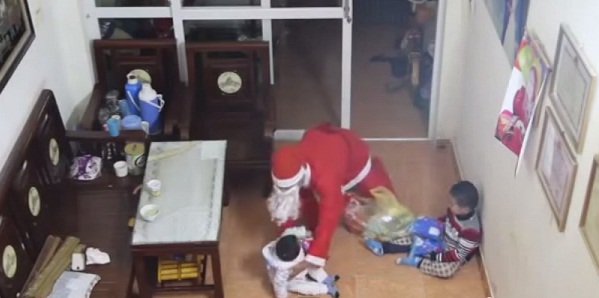 Đóng giả ông già noel vào tận nhà bắt cóc trẻ em