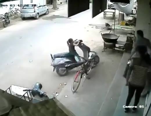 Bố quên tắt xe máy, bé gái vít ga ngã bổ nhào