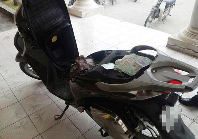 Đánh phụ nữ, cướp xe tay ga đắt tiền ngay tại nhà