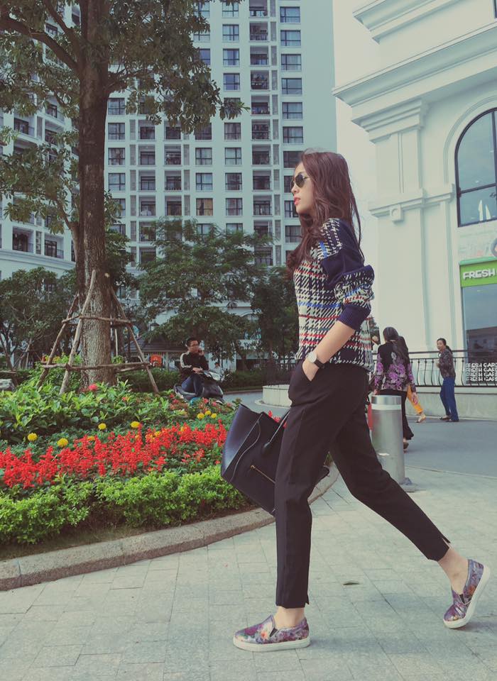 Hoa hậu Kỳ Duyên sành điệu dạo bước trên phố.