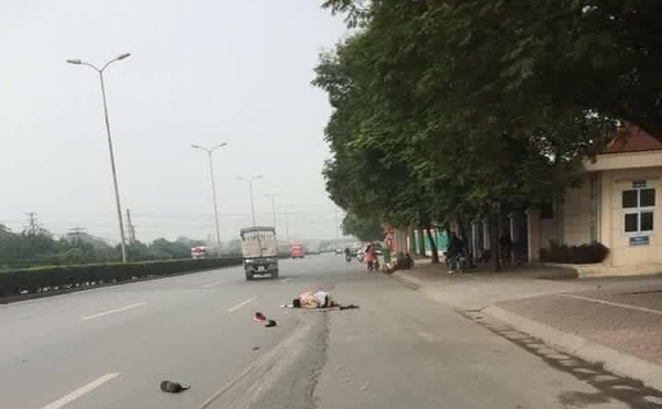 Xe tải kéo lê CSGT 20m rồi bỏ chạy