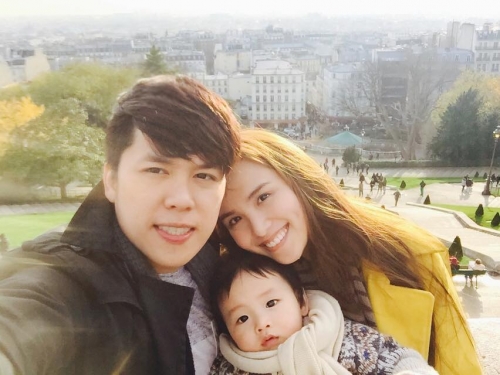 Hoa hậu Diễm Hương hạnh phúc và tự hào khi con trai bé bỏng biết nghe lời: \'Bú tốt   ăn tốt và quậy cực kì tốt. Mẹ dù vất vả trong việc dạy con nhưng thực sự vui vì con đã biết nghe lời\'.